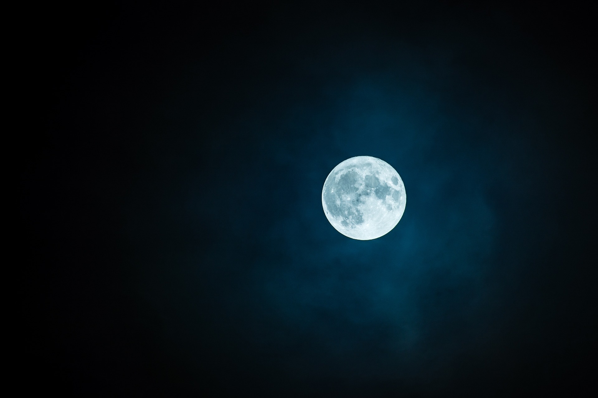 rkarkowski-moon-1859616_1920